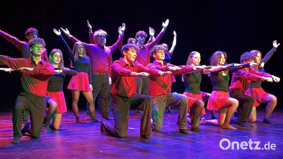 Einen Blick "Backstage" und damit hinter die Kulissen romantischer Hollywoodfilme wagt die Oberstufentheatergruppe des Gregor-Mendel-Gymnasiums, "Die Oscars". Bild: Susanne Schwab