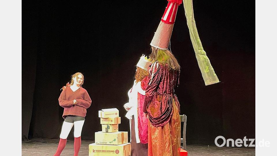 Ein ungleiches Königspaar und ein Hofstaat, in dem Verschwörungstheoretiker, Aluhutträger und weitere Untertanen zusammenkommen, spielen in der GMG-Mittelstufentheatergruppe "Die wilden 13" und ihrer Stückadaption von "Der Frühling von morgen" eine wichtige Rolle. Bild: Susanne Schwab