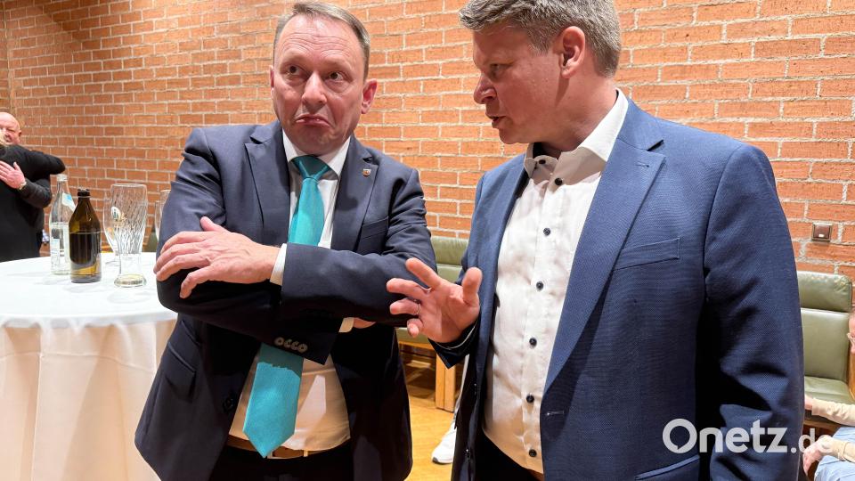 Jens Meyer (links) schaut etwas ratlos drein - am 22. März steht die Stichwahl gegen Benjamin Zeitler an. Bild: Gabi Schönberger