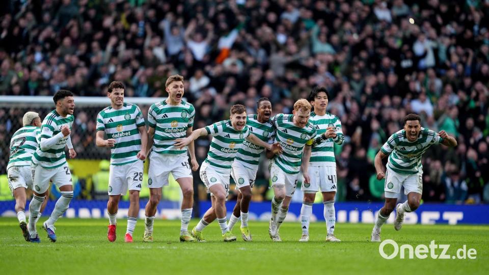 Die Celtic-Spieler feiern den Sieg gegen die Rangers. Bild: Andrew Milligan/PA Wire/dpa