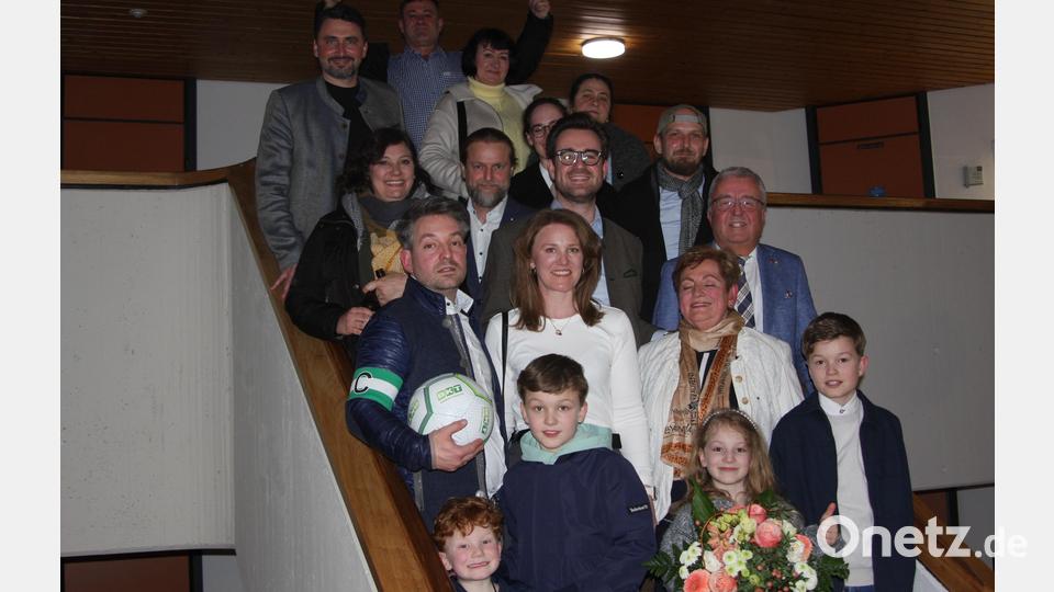 In Wiesau wird Michael Dutz (CSU) der neue Bürgermeister (mit Spielführerbinde). Er stellte sich mit seiner Familie und Freunden zum Mannschaftsfoto auf. Bild: wro