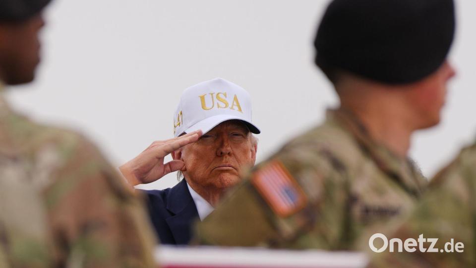 US-Präsident Donald Trump salutiert hinter einer mit der US-Flagge bedeckte Transportkiste mit den sterblichen Überresten eines US-Soldaten, der bei einem iranischen Drohnenangriff auf eine Kommandozentrale in Kuwait getötet wurde. Bild: Julia Demaree Nikhinson/AP/dpa