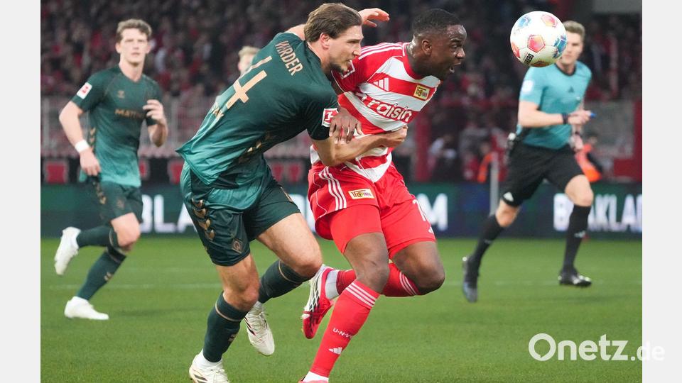 Starks (l) Foul an Ansah führte zum Strafstoß. Bild: Soeren Stache/dpa