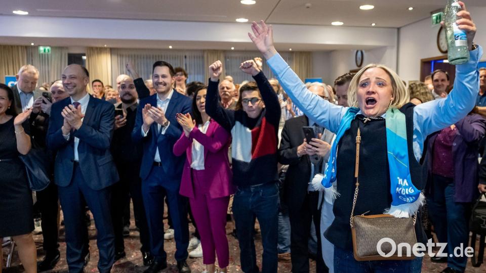 Jubel bei der CSU in Nürnberg - der Amtsinhaber wird mit deutlichem Vorsprung und damit als klarer Favorit in die Stichwahl um die Oberbürgermeister-Wahl gehen. Bild: Daniel Karmann/dpa