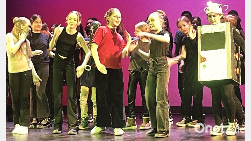 Mittels Zeitmaschine auszubrechen aus dem Hier und Jetzt und neue Abenteuer erleben: Diese Gelegenheit bietet sich mit dem Kindermusical von Gerhard A. Mayer, das sich die Musicalklasse der 5. Jahrgangsstufe des Max-Reger-Gymnasiums ausgesucht hat. Bild: Susanne Schwab
