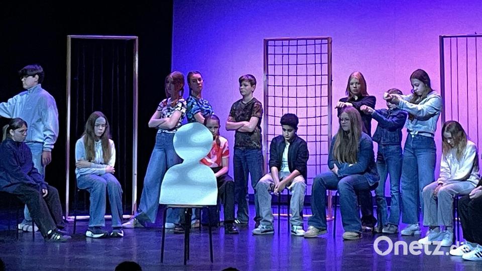 Wie geht es in einer Jugendstrafanstalt zu? Antworten auf diese Frage gibt die GMG-Theatergruppe "Perfaction" in ihrer Eigenproduktion "Locked up". Bild: Susanne Schwab