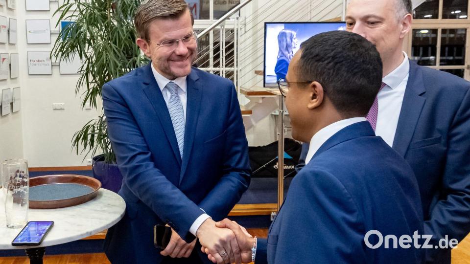 Nürnbergs Oberbürgermeister Marcus König (CSU, links) geht mit klarem Vorsprung und damit als Favorit in die Stichwahl gegen seinen Herausforderer Nasser Ahmed. Bild: Daniel Karmann/dpa