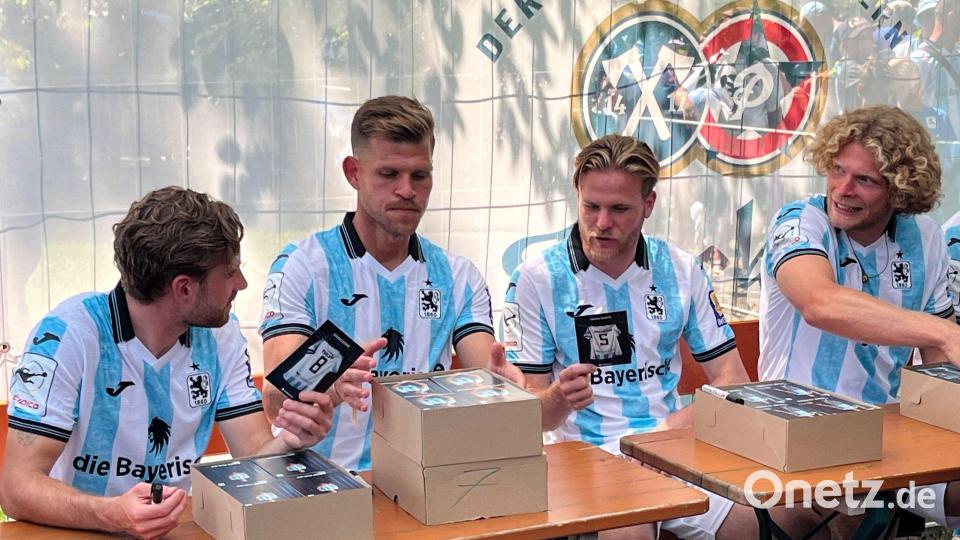 Die Autogramme des TSV 1860 München sind hoch im Kurs. (Archivbild) Bild: Christian Kunz/dpa