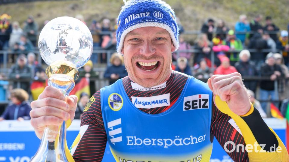 Felix Loch jubelt mit der Kristallkugel für den Gesamtweltcupsieg. Bild: Robert Michael/dpa
