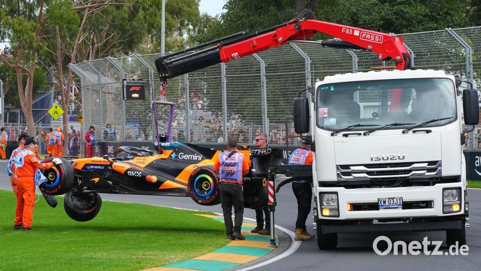 Das Auto des australischen McLaren-Piloten Oscar Piastri wird von der Strecke geholt. Bild: Scott Barbour/AP/dpa