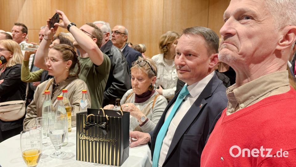 Betretene Miene bei Jens Meyer (SPD, Zweiter von rechts). Er holt in der Oberbürgermeisterwahl nur 24,4 Prozent der Stimmen und liegt damit deutlich hinter Benjamin Zeitler (42,8 Prozent). Bild: Gabi Schönberger