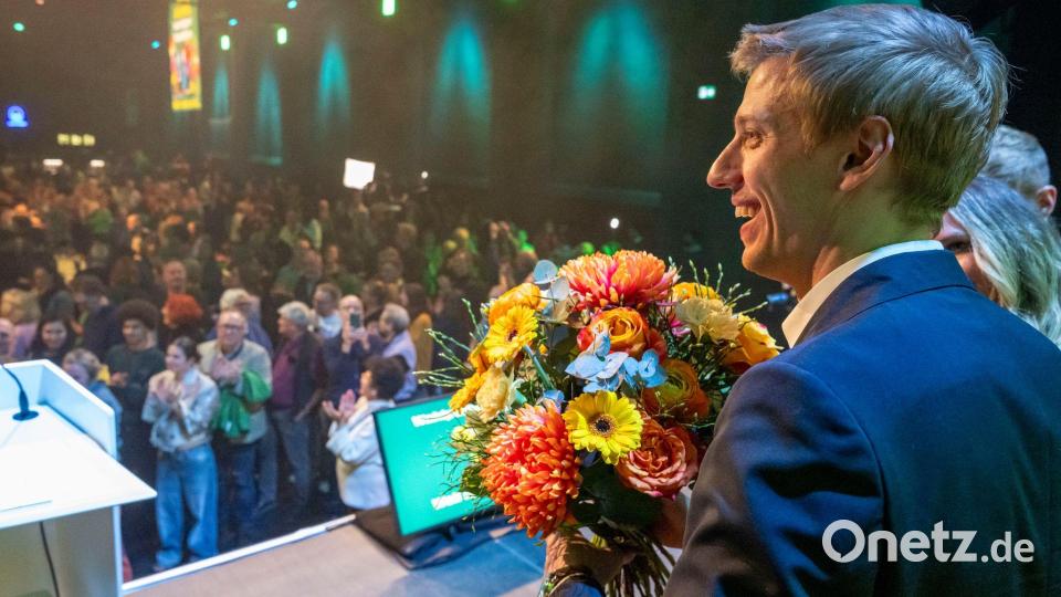 Krause lässt sich von seiner Partei feiern. Bild: Peter Kneffel/dpa