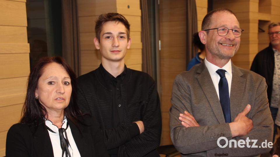 CSU-Bürgermeisterkandidat Harald Siegert (rechts) sowie seine Ehefrau Sabine und Sohn Max verfolgten am Sonntagabend gebannt die Ergebnisse. Bild: Konrad Rosner