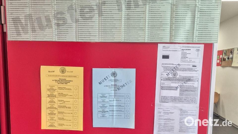 Musterstimmzettel für die Wahl in Schwandorf hängen an der Tür eines Wahllokals. Bild: Hösamer