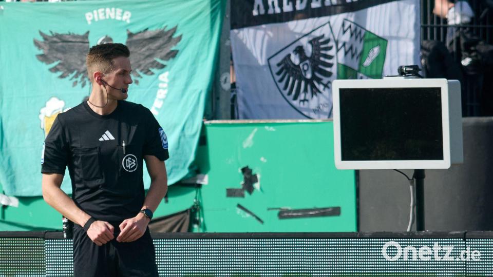 Weil der Monitor schwarz blieb, konnte Schiedsrichter Felix Bickel ein Foul kurz vor der Pause nicht selbst überprüfen. Bild: Bernd Thissen/dpa