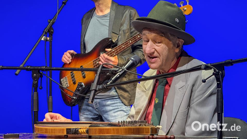 Zwei Hüte für die doppelte Sicherheit beim Zitherspiel. Bild: Petra Hartl