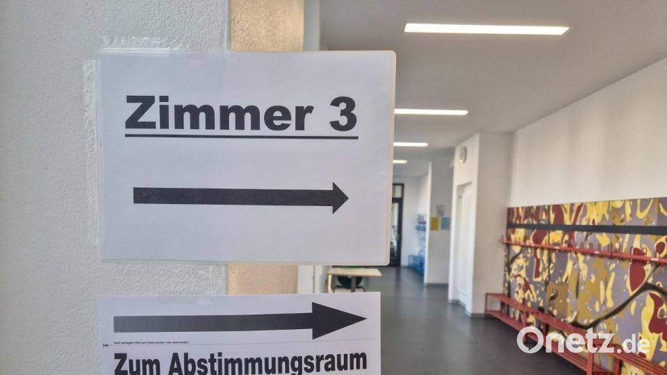 Hier geht's lang: Schilder weisen den Weg ins Wahllokal, hier in der Schwandorfer Lindenschule. Bild: Hösamer