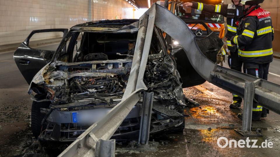 Der Fahrer kollidierte an der Ausfahrt mit der Leitplanke. Bild: Peter Kneffel/dpa