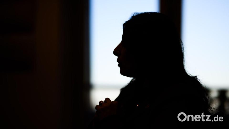 Licht und Schatten: Daniela Cavallo in ihrem Büro in Wolfsburg, dem größten Standort des Volkswagen-Konzerns. Bild: Julian Stratenschulte/dpa
