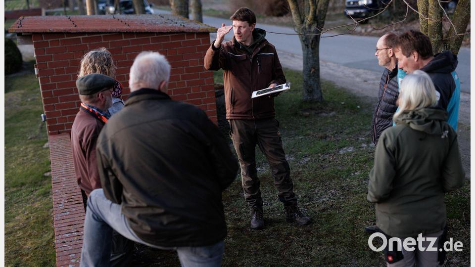 Freiwillige laufen entlang der Felder und zählen die Hähne, die den Revierruf des männlichen Rebhuhnes aus dem Lautsprecher erwidern. Umweltwissenschaftler Marcel Holy (M) erklärt den Ablauf der Kartierung,. Bild: David Ebener/dpa