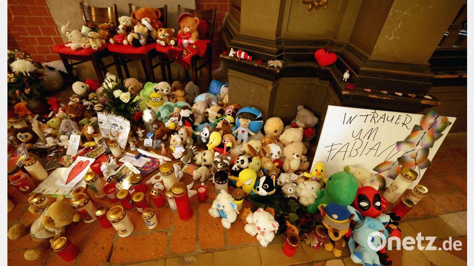 Plüschtiere und Kerzen erinnerten lange Zeit in der Güstrower Marienkirche an Fabian. Bild: Bernd Wüstneck/dpa