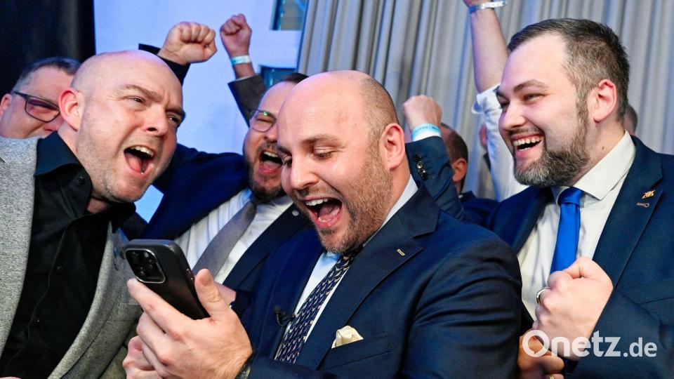 AfD-Spitzenkandidat Markus Frohnmaier freut sich am Wahlabend über die ersten Zahlen. Bild: Uwe Anspach/dpa