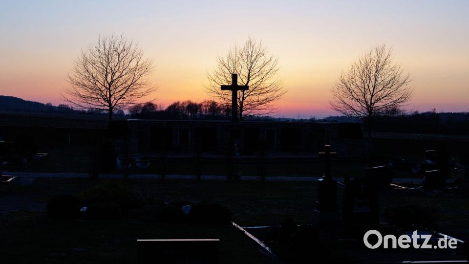 Rund um den Sonnenuntergang findet in der Balzzeit der Rebhühner die jährliche Zählung statt. Der Rundgang mit Helfern an Feldern in Brockum in Niedersachsen startet in der Nähe des Friedhofes. Bild: David Ebener/dpa