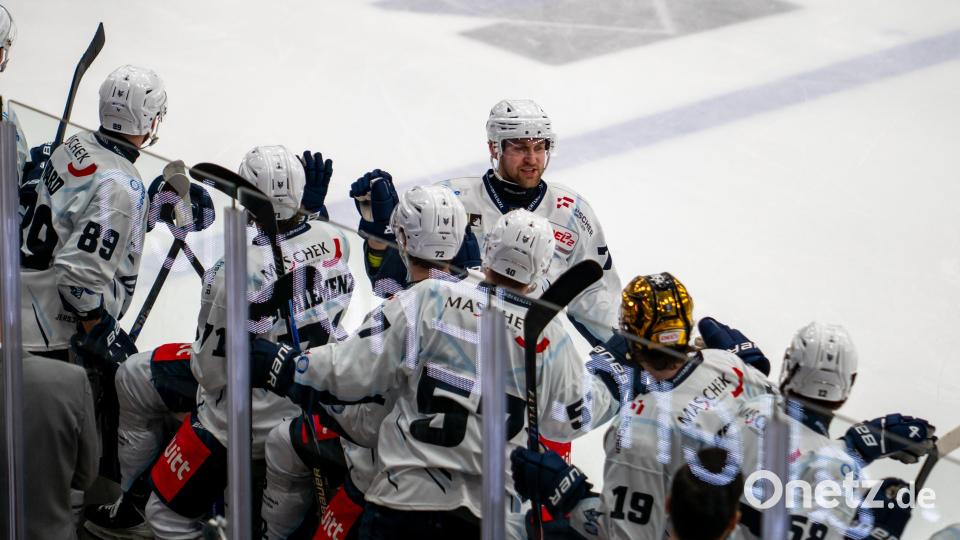 Luca Gläser (hinten) war am Sonntagabend der gefeierte Mann bei den Blue Devils Weiden. Beim 4:3-Sieg in Rosenheim traf der Publikumsliebling dreifach. Hier holt er sich den Applaus seiner Teamkollegen auf der Bank ab. Bild: David Löffler