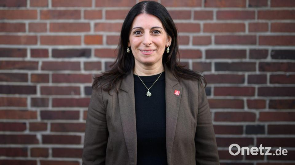 Daniela Cavallo, Vorsitzende des Gesamt- und Konzernbetriebsrats der Volkswagen AG, steht für Fotoaufnahmen im VW Stammwerk. Bild: Julian Stratenschulte/dpa
