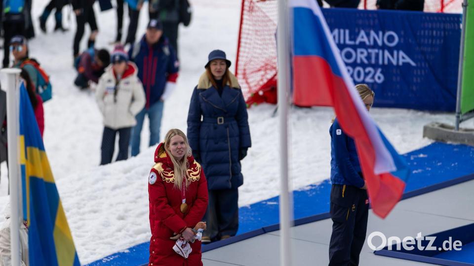 Für Siegerin Warwara Worontschichina weht die russische Fahne bei den Paralympics. Bild: Philipp von Ditfurth/dpa