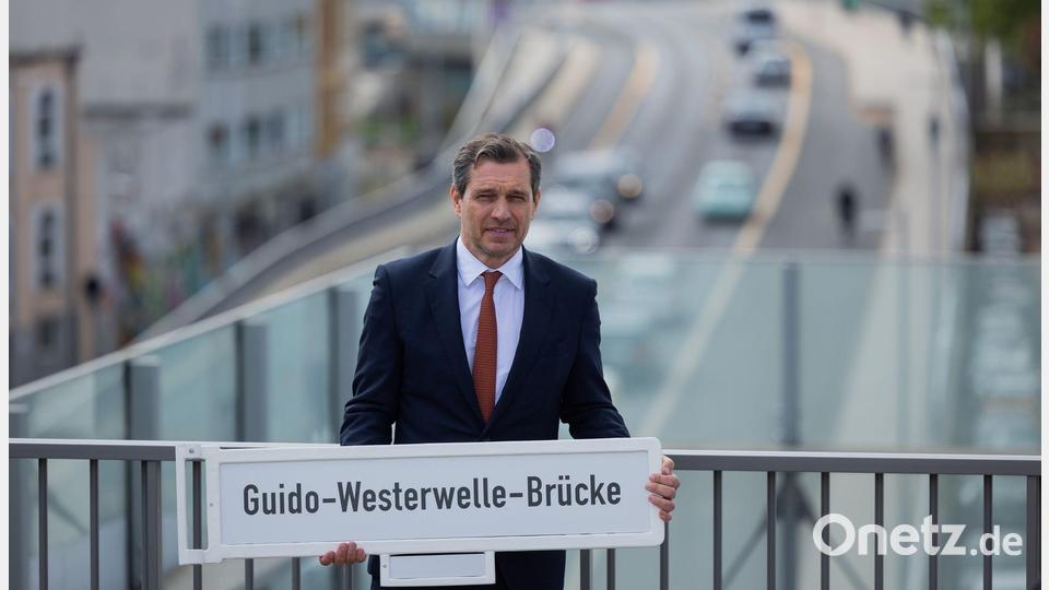 Sein Ehemann Michael Mronz auf der Guido-Westerwelle-Brücke in Bonn. (Archivbild) Bild: Rolf Vennenbernd/dpa