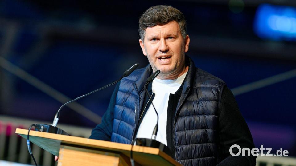 Vermeldete den ersten Neuzugang: Sportgeschäftsführer Andreas Schicker Bild: Uwe Anspach/dpa