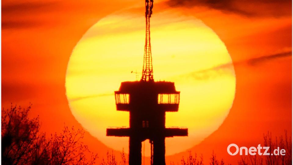 Sonnenaufgang in Niedersachsen Bild: Julian Stratenschulte/dpa
