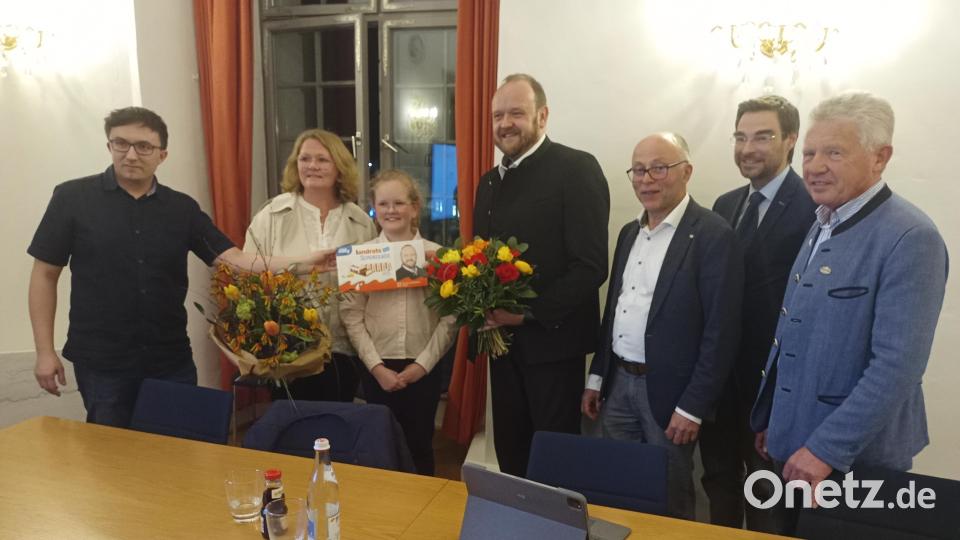 Gerald Morgenstern, Stephan Oetzinger und Albert Nickl (von rechts) gratulieren Landrat Andreas Meier im Beisein seiner Ehefrau Jutta und Tochter Katharina zur Wiederwahl. Bild: ui
