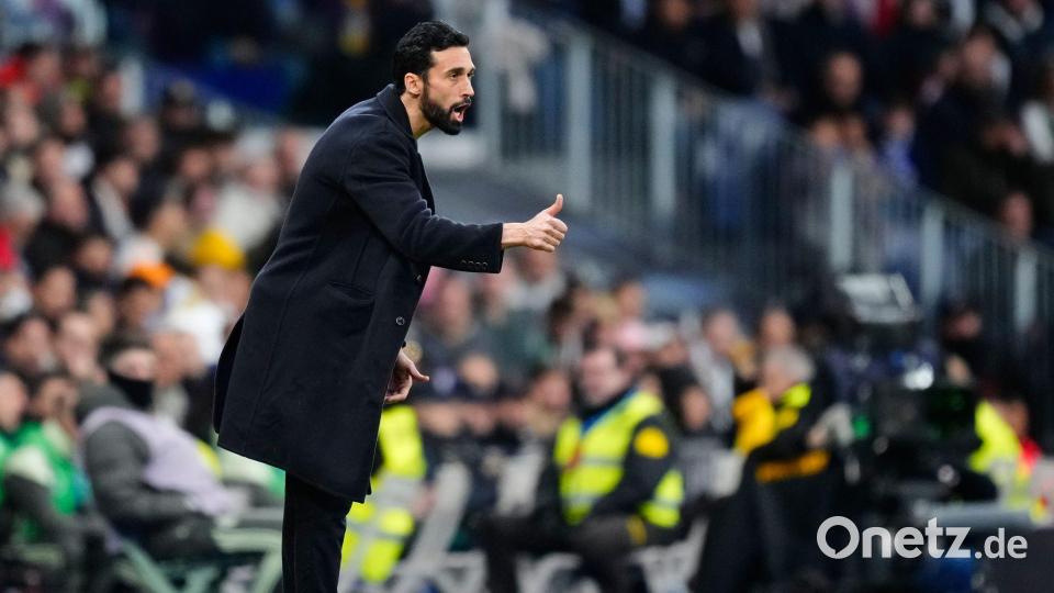 Trainer Álvaro Arbeloa steht bei Real Madrid in der Kritik. (Archivbild) Bild: Jose Breton/AP/dpa