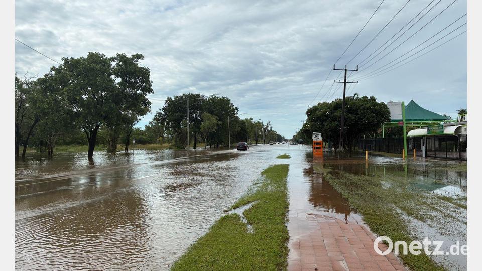 Die Behörden warnten die Menschen davor, sich in die Fluten zu begeben - denn dort lauern Krokodile. Bild: Jas Streten/dpa