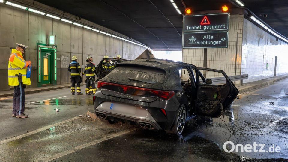 Der Fahrer befreite sich nach Angaben der Polizei selbst aus dem Wagen. Bild: Peter Kneffel/dpa