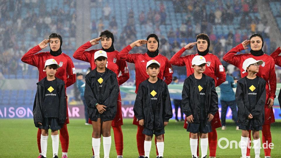 Iranische Spielerinnen salutieren beim dritten Gruppenspiel während der Nationalhymne. Bild: Dave Hunt/AAP/dpa