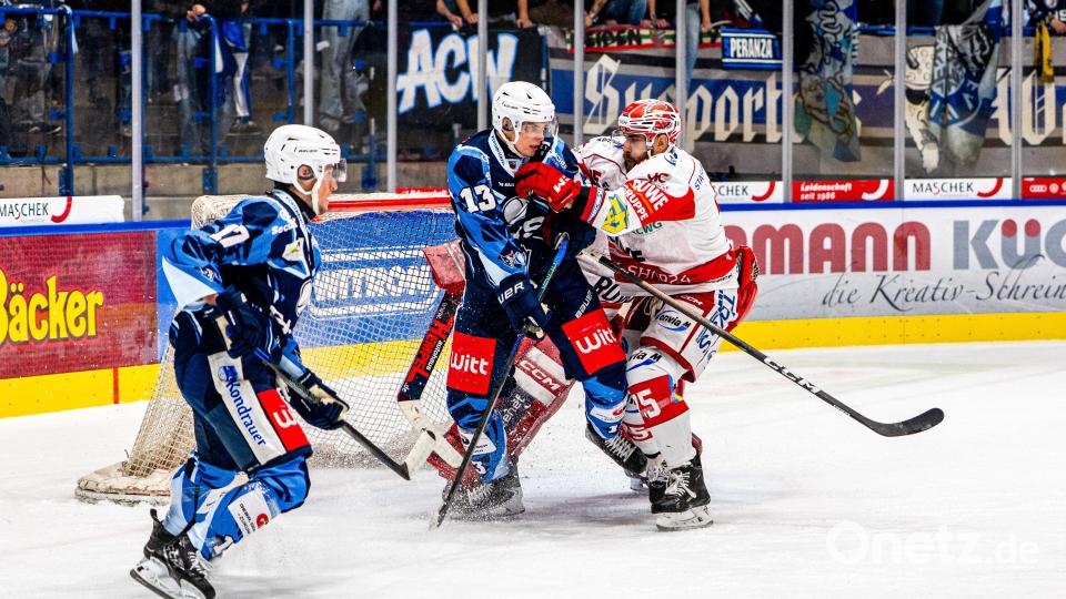 Szenen aus dem Spiel in der DEL zwischen den Blue Devils Weiden (blaue Trikots) und den Eispiraten Crimmitschau am Freitag, 24. Oktober 2025. Die Blue Devils gewannen mit 6:3. Bild: Elke Englmaier
