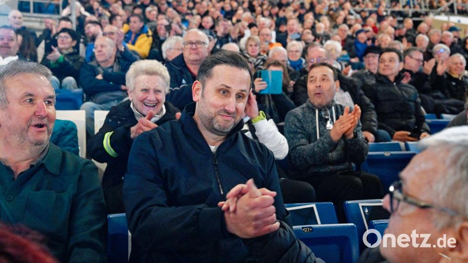 Nimmt die ersten Glückwünsche entgegen: Der neue erste Vorsitzende, André Kreuzwieser Bild: Uwe Anspach/dpa