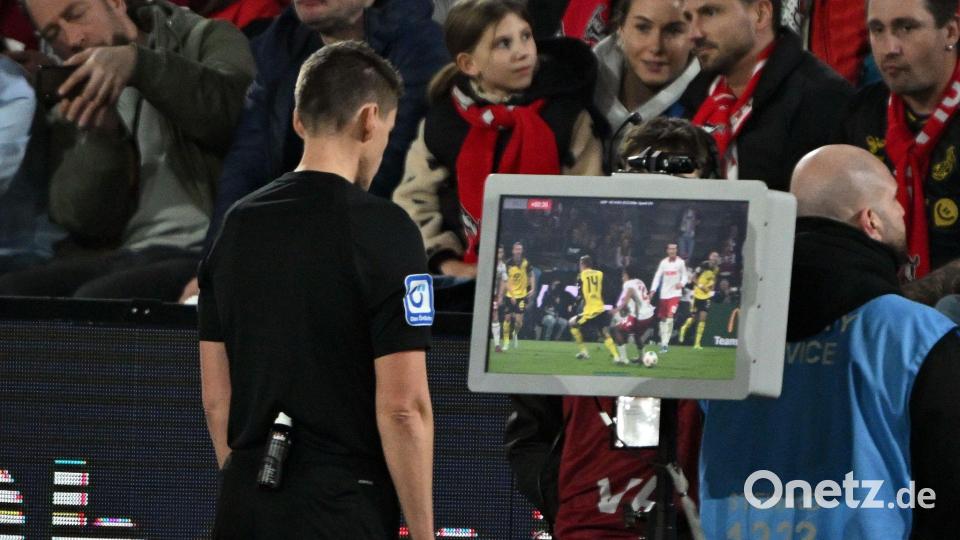 Daniel Siebert schaut auf dem Bildschirm ein Foul von Jahmai Simpson-Pusey (1. FC Köln) an Maximilian Beier (Borussia Dortmund) und gibt danach die rote Karte. Bild: Federico Gambarini/dpa