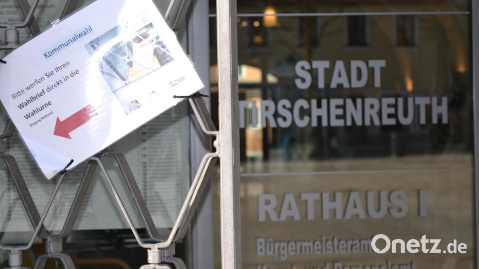 Der Wegweiser am Tirschenreuther Rathaus kann noch hängen bleiben, denn die Wahl ins Bürgermeisteramt geht in die Verlängerung. Am Sonntagabend gab es keinen Sieger, am 22. März muss nun die Stichwahl entscheiden. Bild: Thorsten Schreiber