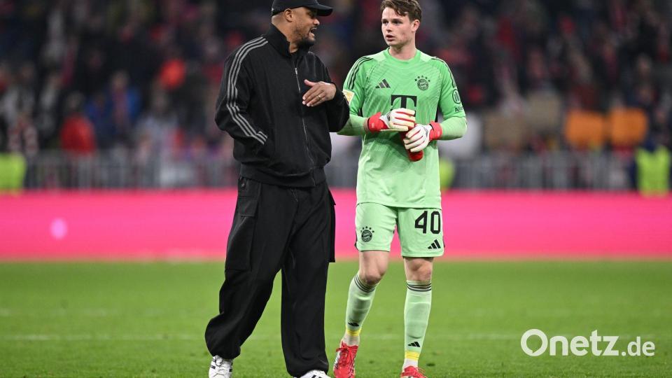 Trainer Vincent Kompany wird auch in Bergamo auf Torhüter Jonas Urbig (r) setzen. Bild: Harry Langer/dpa