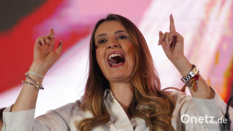 Senatorin Paloma Valencia von der Partei Demokratisches Zentrum feiert in Bogota. Bild: Ivan Valencia/AP/dpa