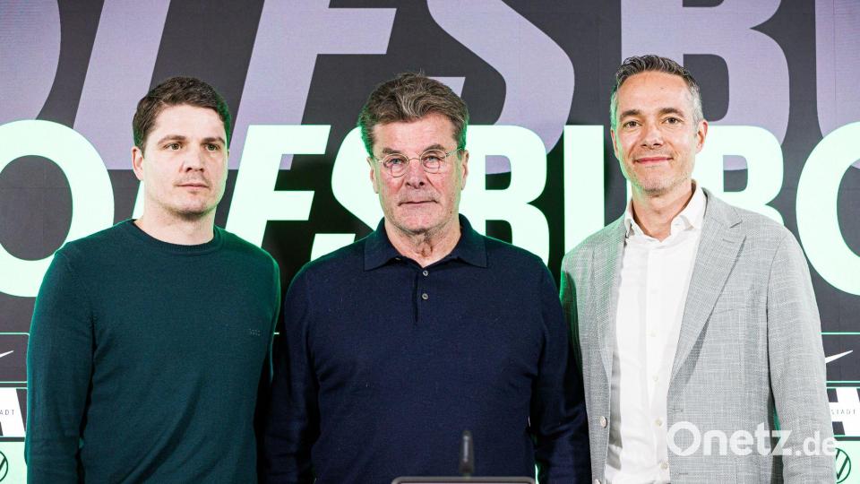 Wolfsburgs neuer Trainer Dieter Hecking (Mitte) zusammen mit Sportdirektor Pirmin Schwegler (l) und mit Aufsichtsrats-Chef Sebastian Rudolph (r). Bild: Moritz Frankenberg/dpa