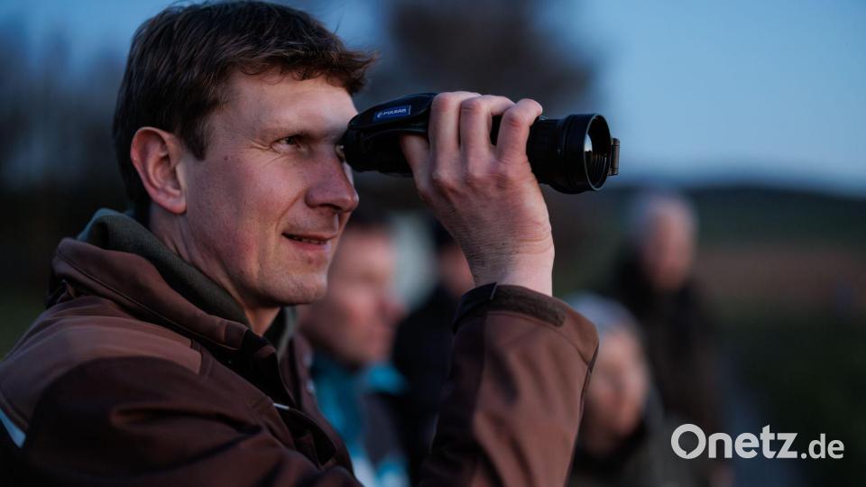 Umweltwissenschaftler Marcel Holy hält nach Rebhühnern Ausschau. Bild: David-Wolfgang Ebener/dpa