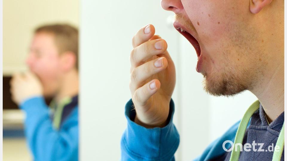 Ein Patient gähnt im Schlaflabor des Universitätsklinikums Münster. (Archivbild) Bild: Friso Gentsch/dpa