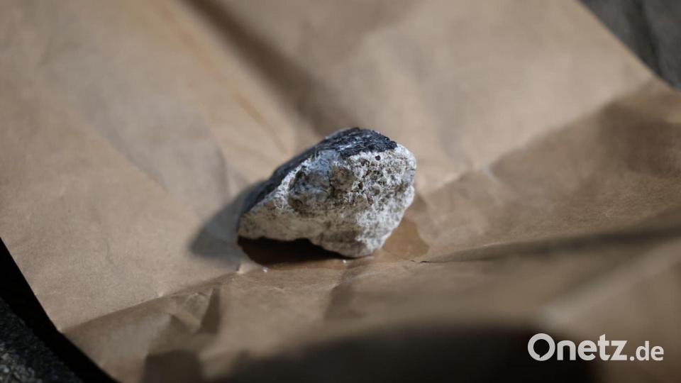 Dieses Meteoritenstück hinterließ ein Loch in einem Hausdach. Bild: Thomas Frey/dpa