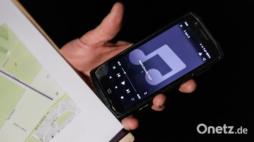 Der Revierruf des männlichen Rebhuhns wird für die Zählung der Wildtiere genutzt. Hähne in den Feldern erwidern diesen Ruf. Bild: David Ebener/dpa