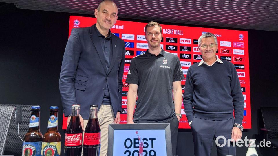 Andreas Obst (Mitte) nach seiner Vertragsverlängerung mit Bayern-Sportchef Dragan Tarlac (links) und Präsident Herbert Hainer. Bild: Manuel Schwarz/dpa